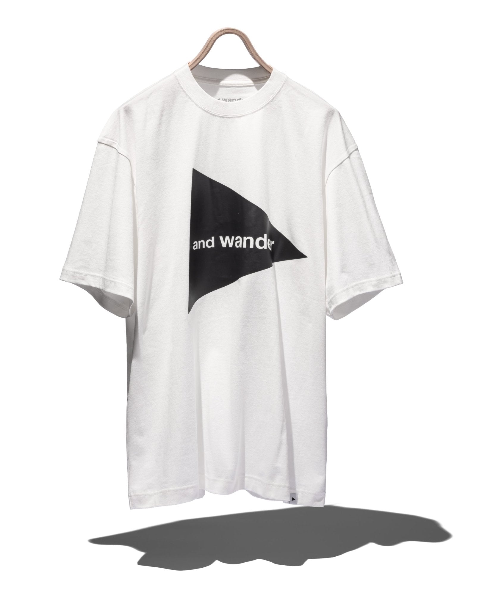 and wander big logo T - AND WANDER