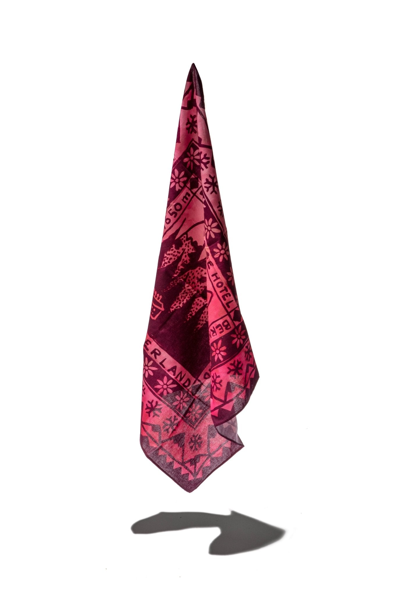 DREI BERGE PINK BANDANA - A YOUNG HIKER