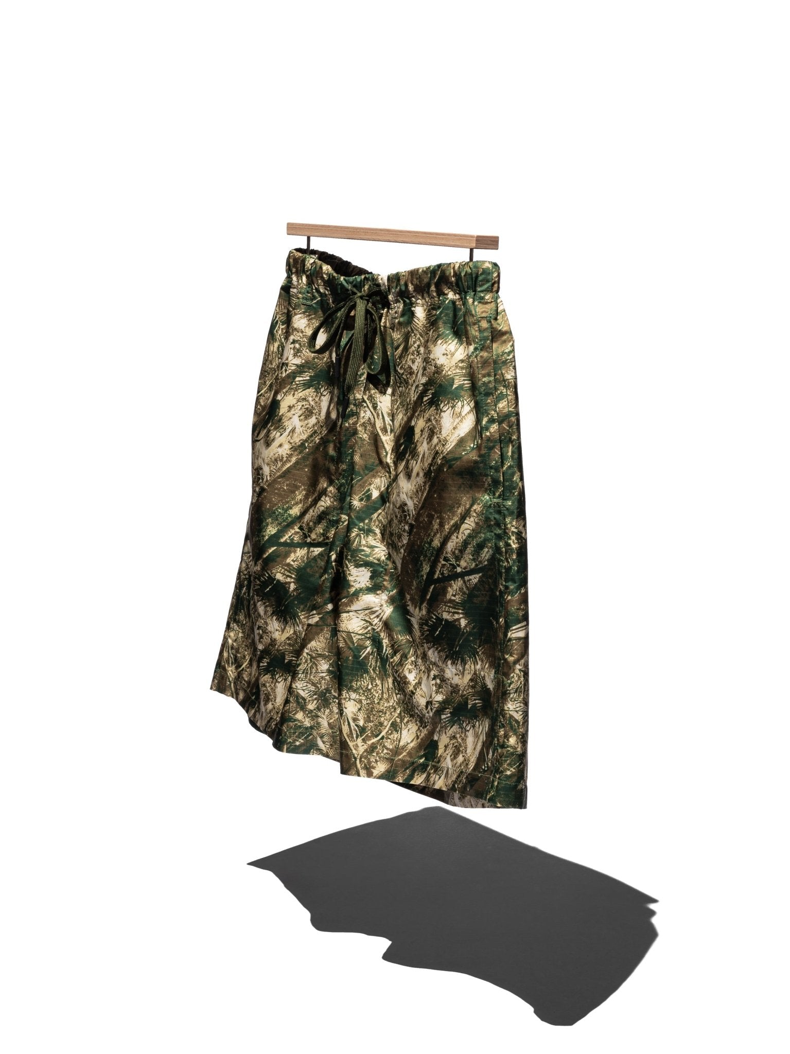 JUNGLE PATTERN SHORT PANTS - WHITE MOUNTAINEERING