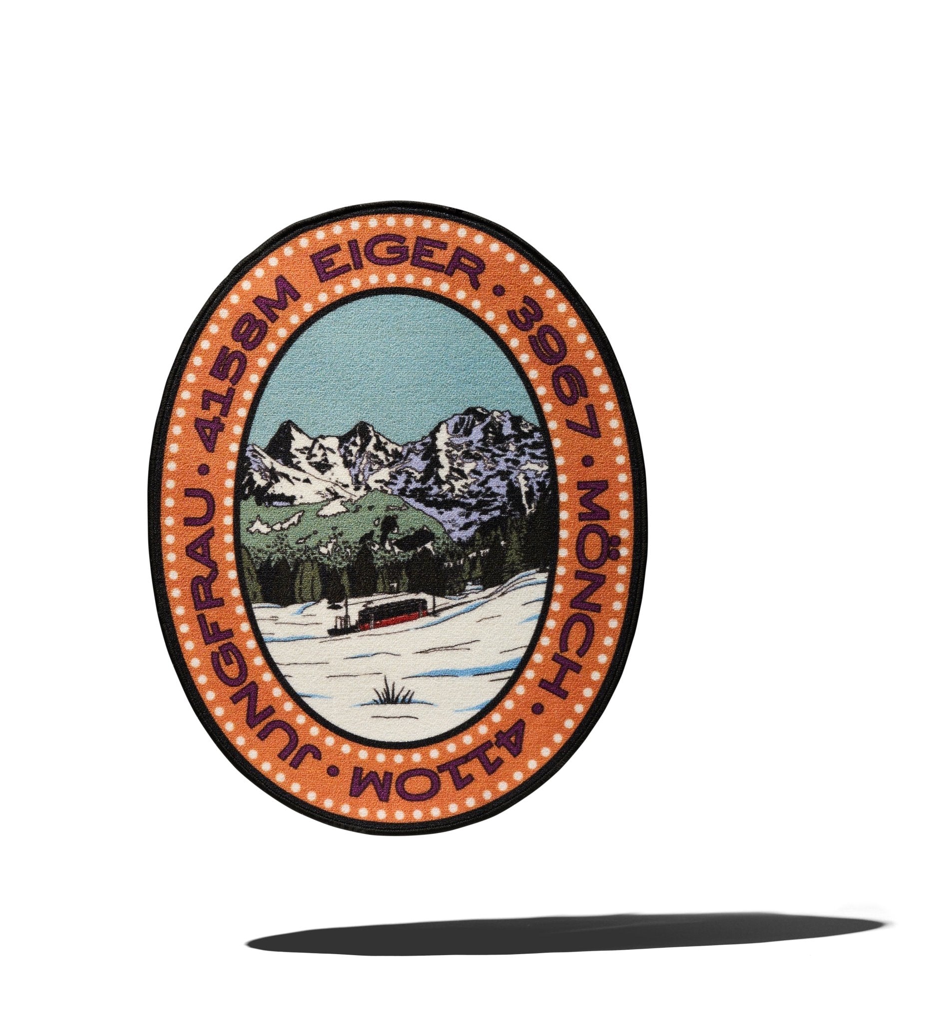 MEDALLION - SHAPED MOUNTAIN RUG: DREI BERGE - A YOUNG HIKER