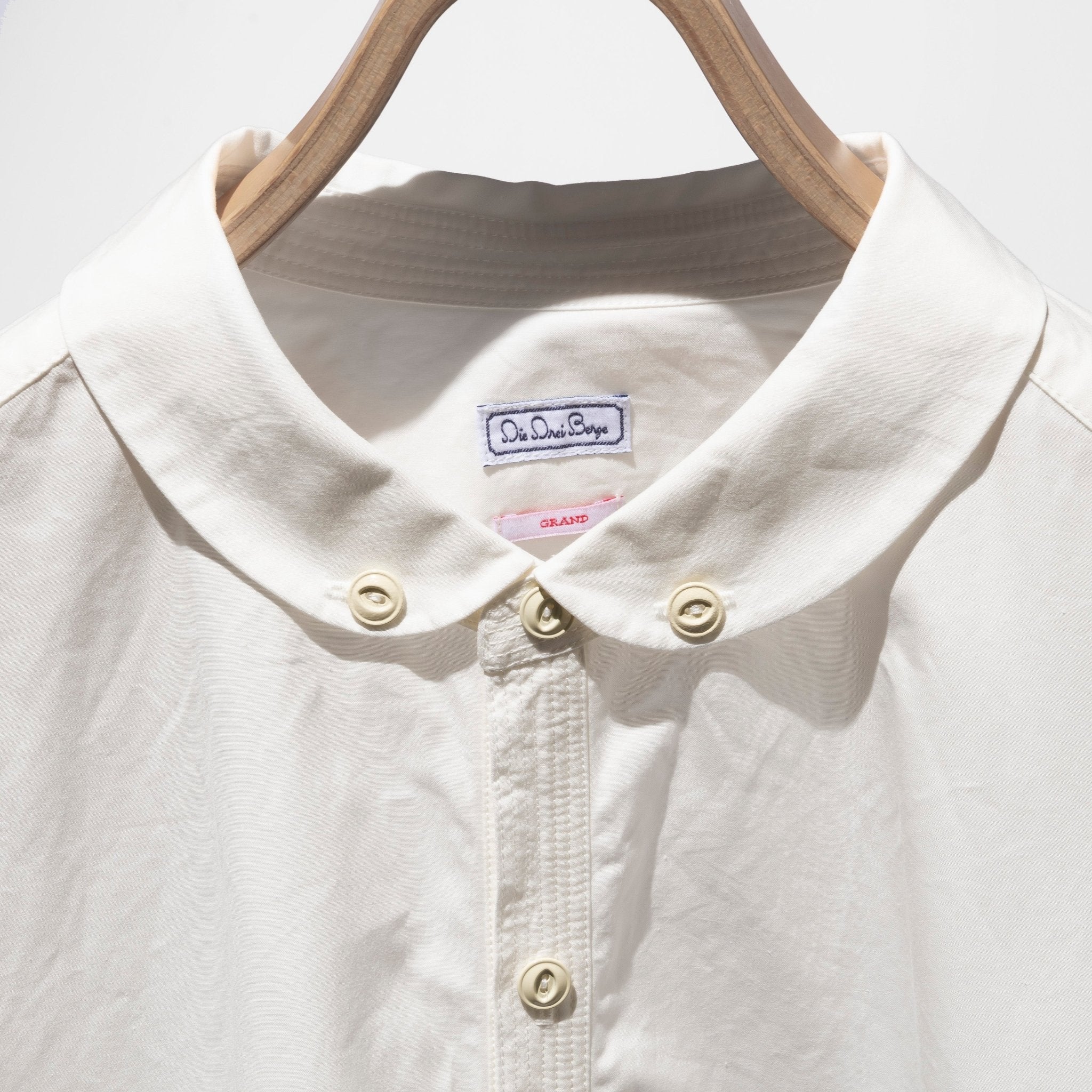 Multi - pocket White Shirt - DIE DREI BERGE